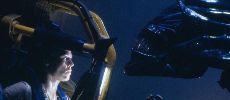 Sigourney Weaver facing xenomorph while operating exoskeleton suit as Ellen Ripley in Aliens