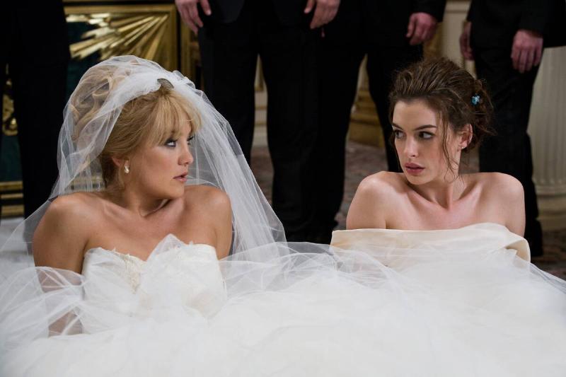 Anne Hathaway and Kate Hudson looking at each other in Bride Wars