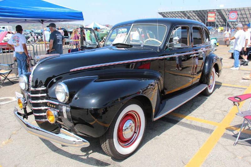 1940_Oldsmobile_Dynamic_Series_70_Sedan_(US)_(24858149501)