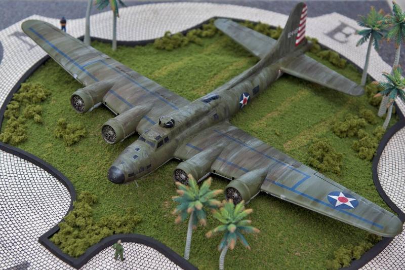 A_miniature_model_of_Boeing_B-17E_Flying_Fortress