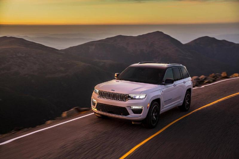 2024-jeep-grand-cherokee-4xe-driving-front-angle-carbuzz-901201-1600