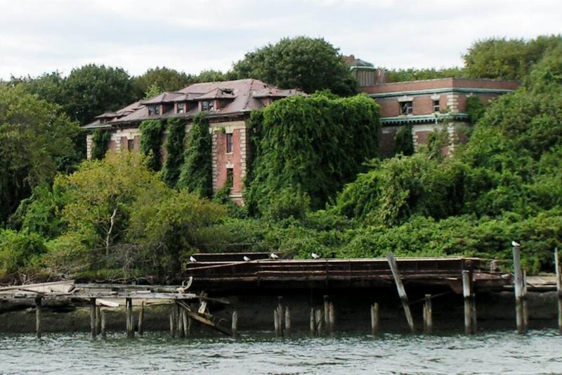 Riverside_Hospital_North_Brother_Island_crop