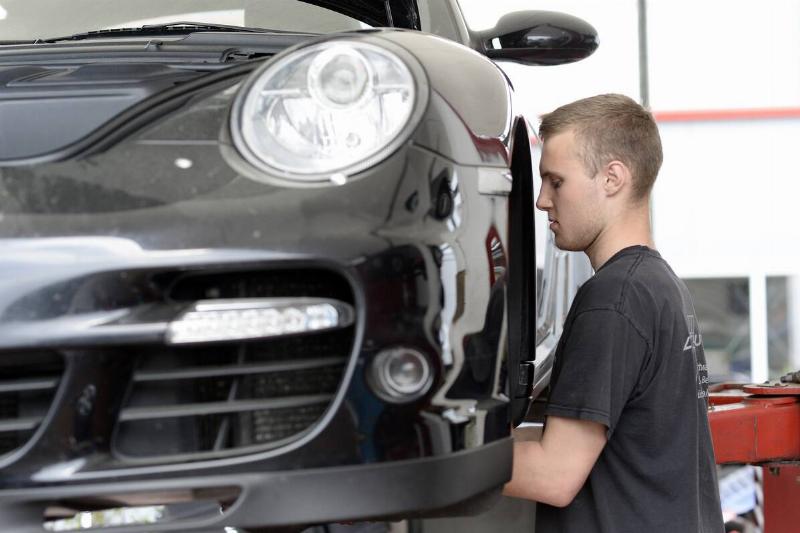 Feature Handicraft - Car repair shop