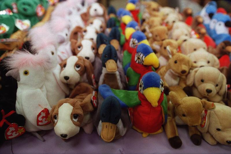 BEANIE 2/C/16AUG98/PF/LS = LATEST TOY AND COLLECTORS FAD, CRAZE: A table full of 