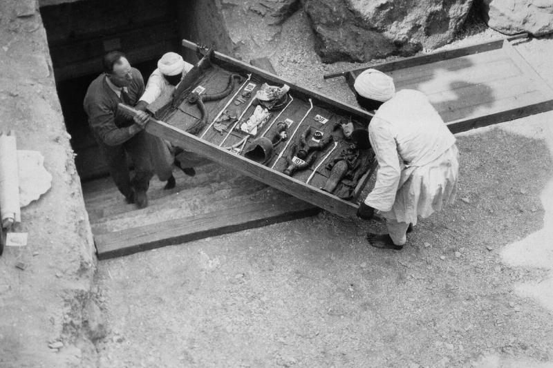 Removing A Tray Of Chariot Parts From The Tomb Of Tutankhamun Valley Of The Kings Egypt 1922
