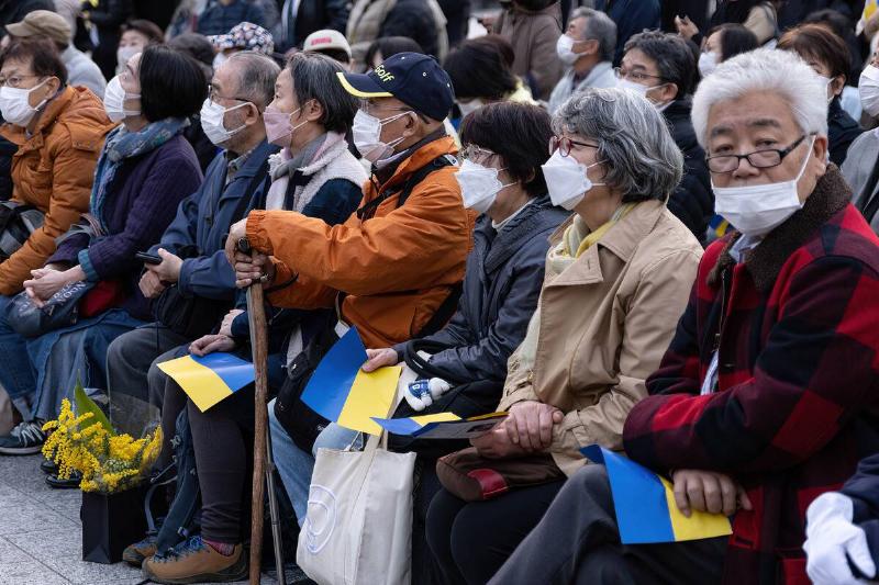 Elderly people seen during the concert at Ikebukuro...