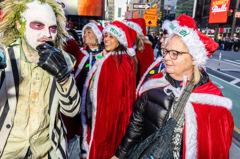 New York City's Infamous Santacon Bar Crawl Takes Over Parts Of Manhattan