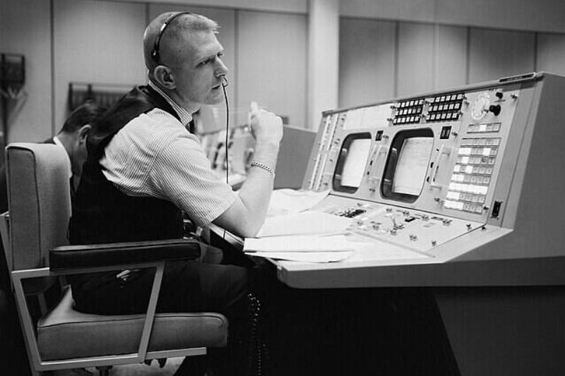 Eugene_F._Kranz_at_his_console_at_the_NASA_Mission_Control_Center