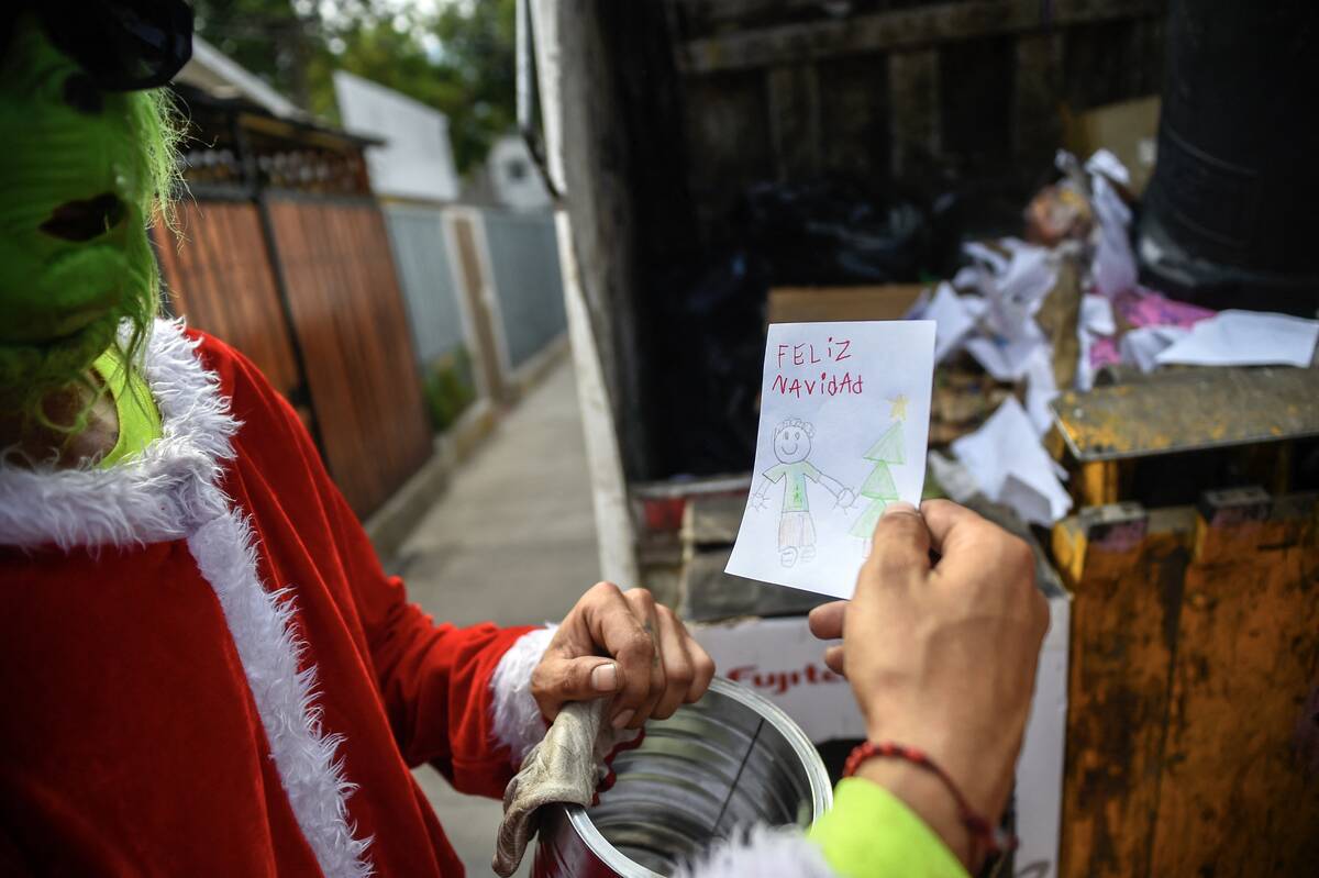 CHILE-CHRISTMAS-GARBAGE COLLECTORS