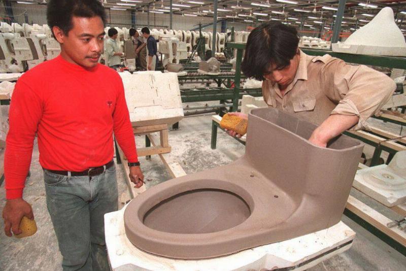 Filipino technician Manuel de los Reyes (L) superv