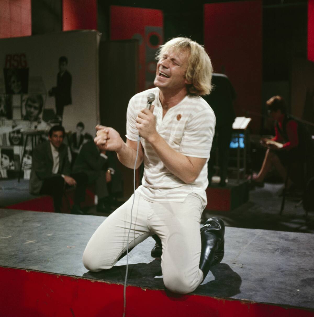 Barry McGuire Performs On Tv Show