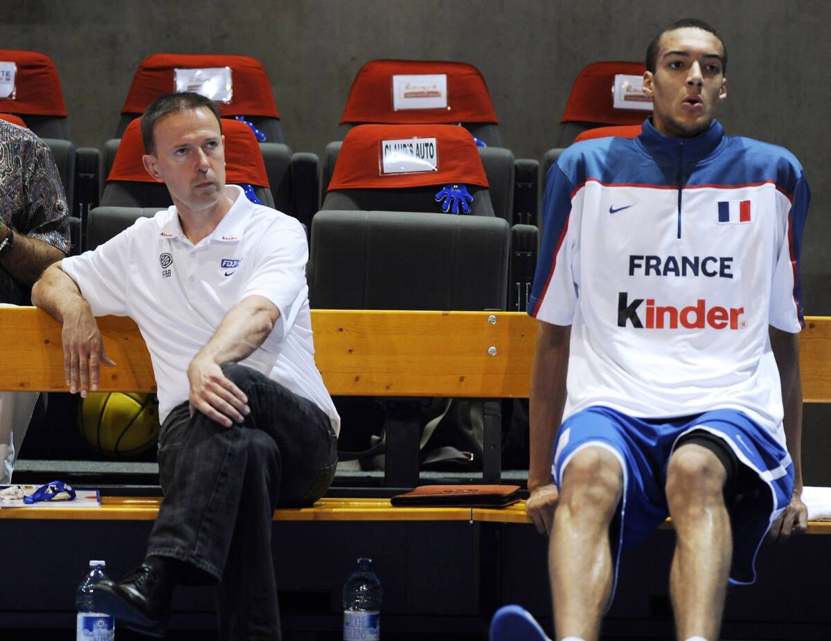 France's head coach, Vincent Collet (C)
