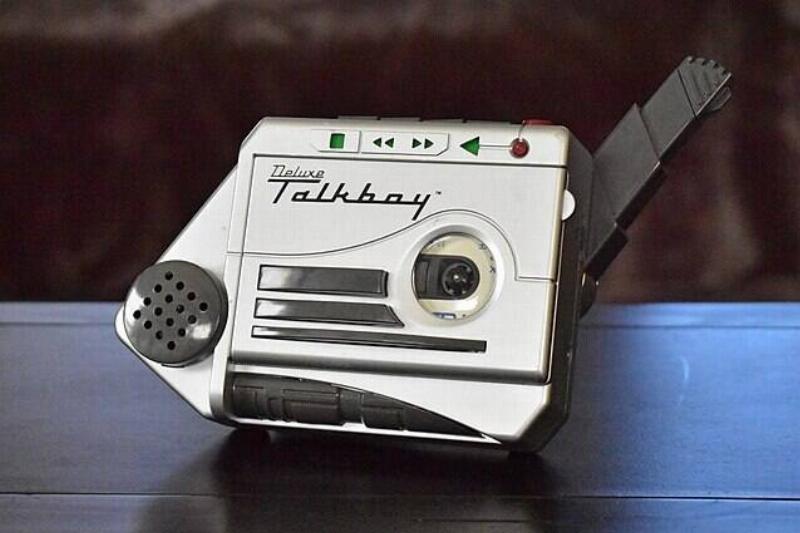 Deluxe_Talkboy_on_table