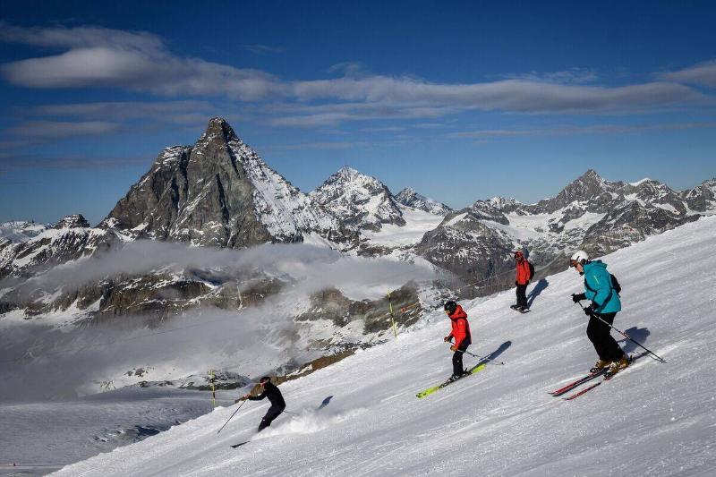 Skiing near the Rifugio Guide del Cervino.