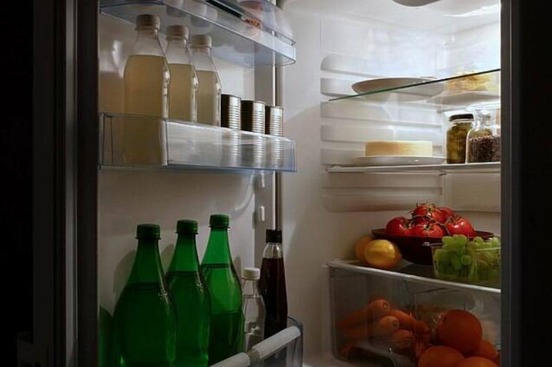Open_refrigerator_with_food_at_night