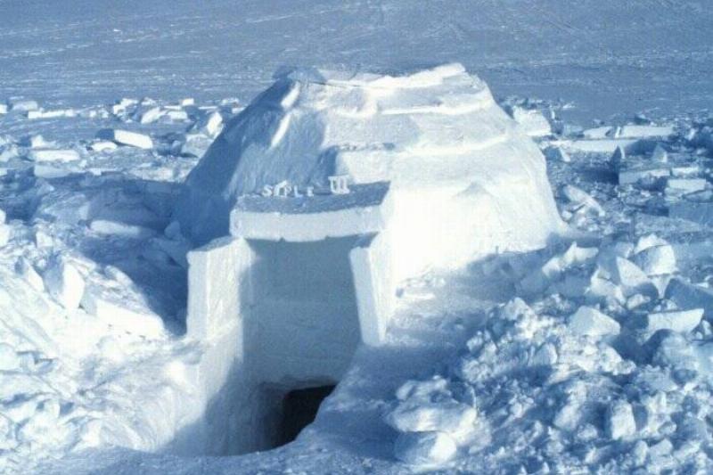 A medium-sized igloo. 