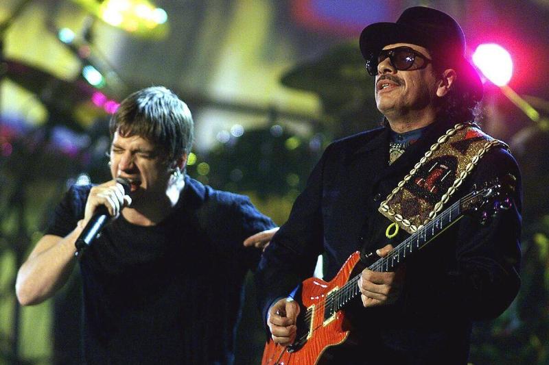 Carlos Santana (R) and Rob Thomas perform during t