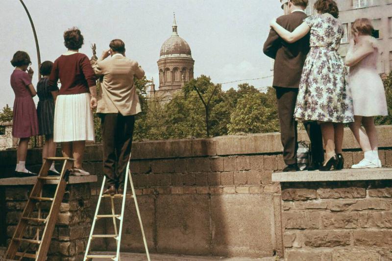DEU, DDR, Berlin, Menschen schauen über die Berliner Mauer