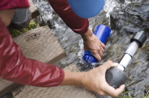Filling bottle with filter with water.