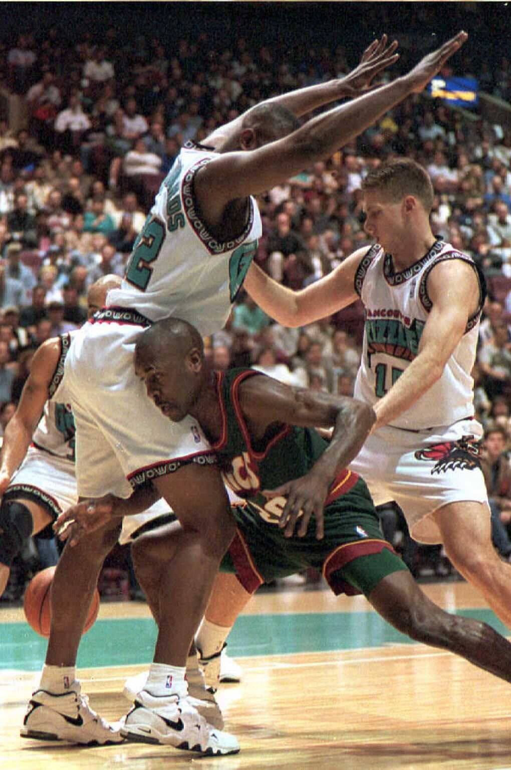 Gary Payton of the Seattle SuperSonics (C) loses t
