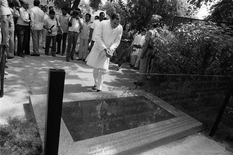 Indian Prime Minister Rajiv Gandhi pays