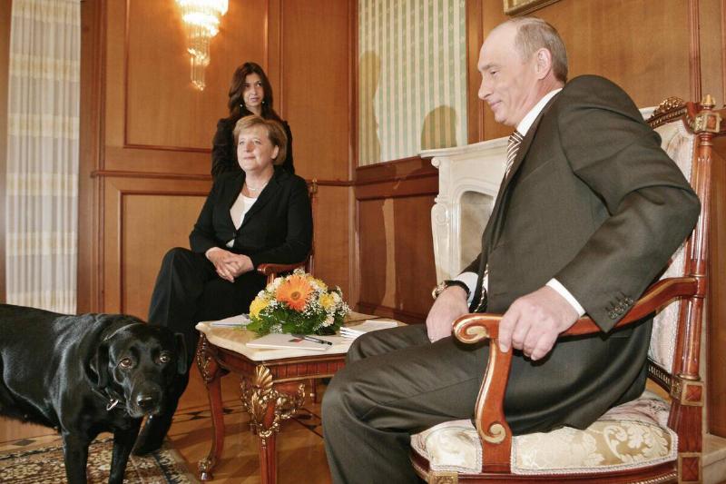 Russian President Vladimir Putin (R) and