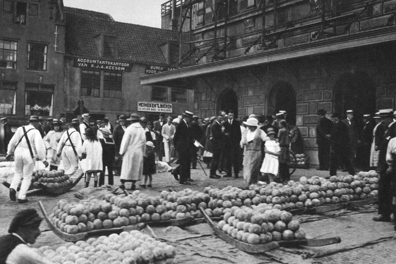 The cheese market on Friday, Alkmaar, Netherlands, c1934.