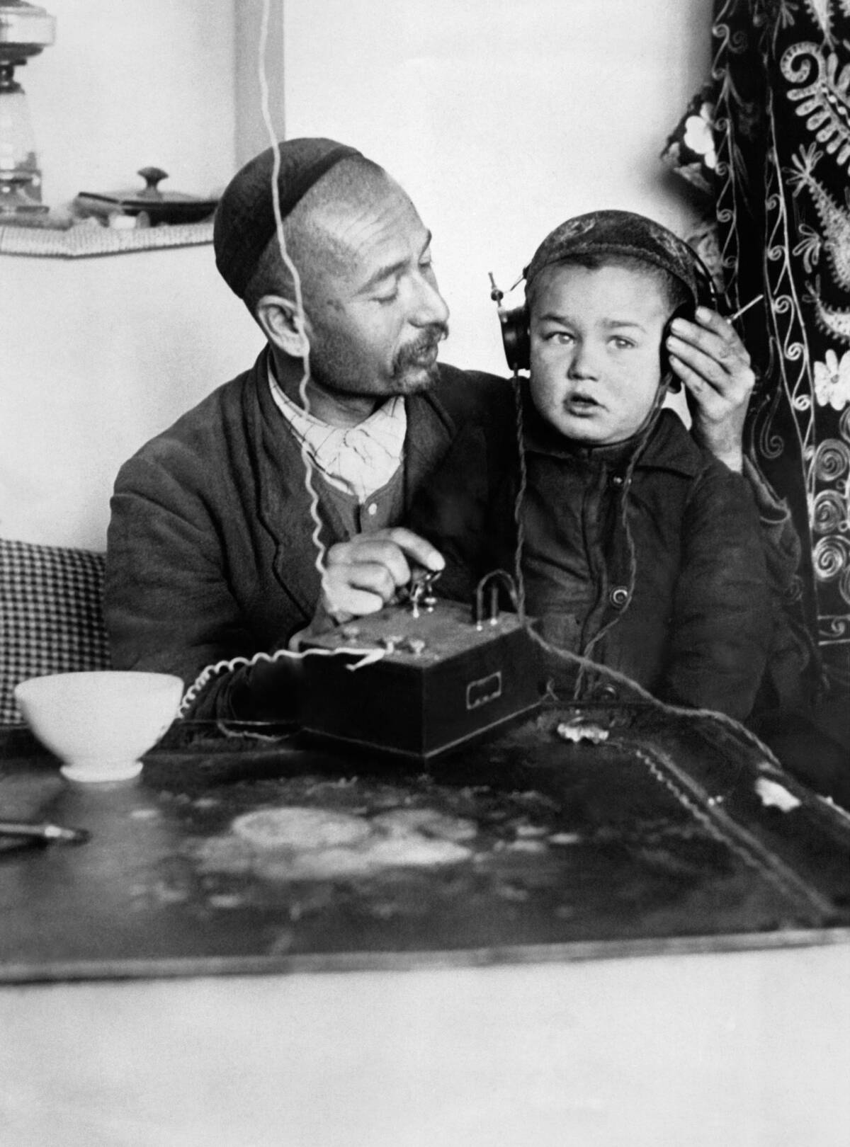 Un père et son enfant écoutent la radio