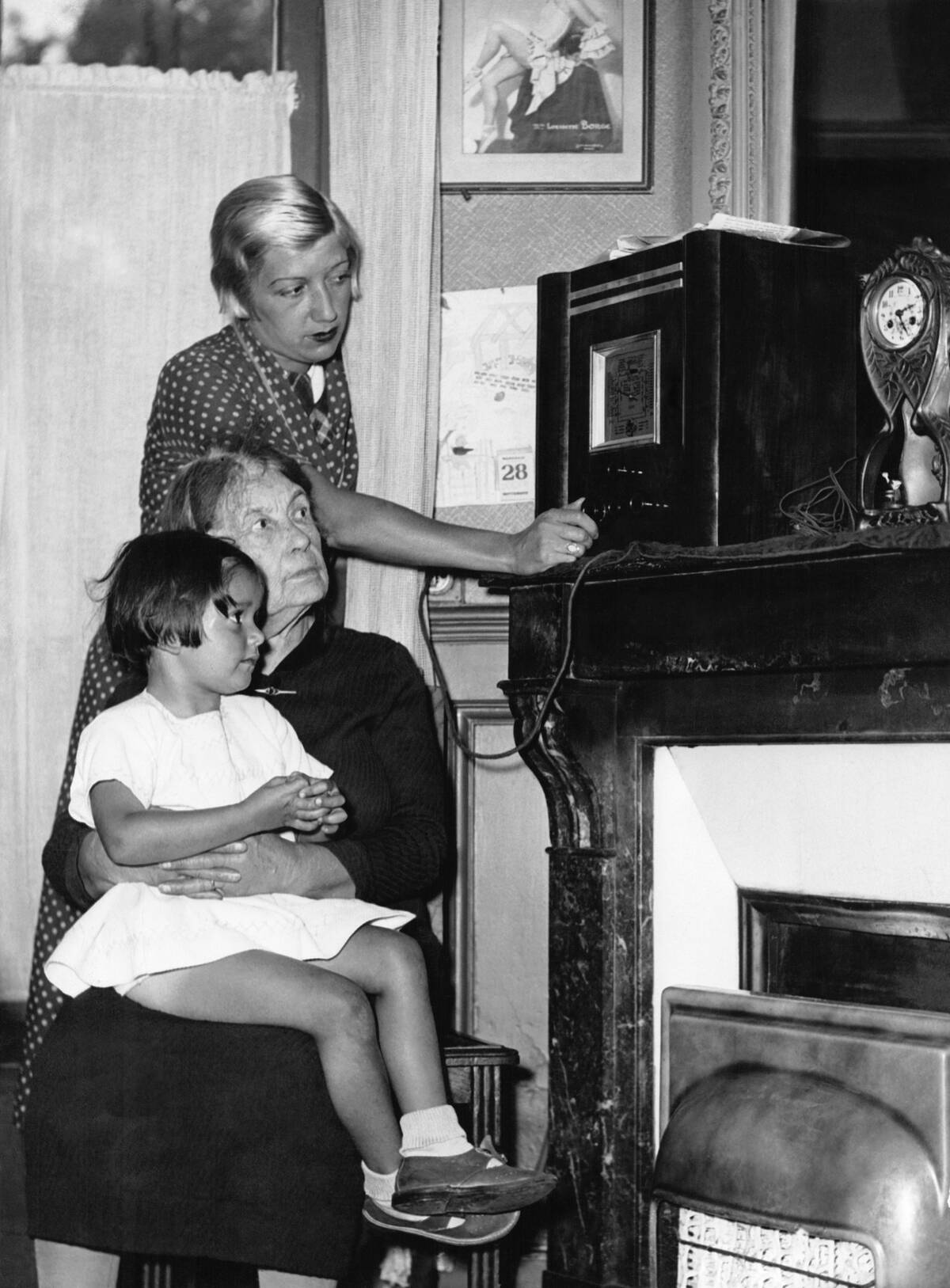 Une famille écoute la radio