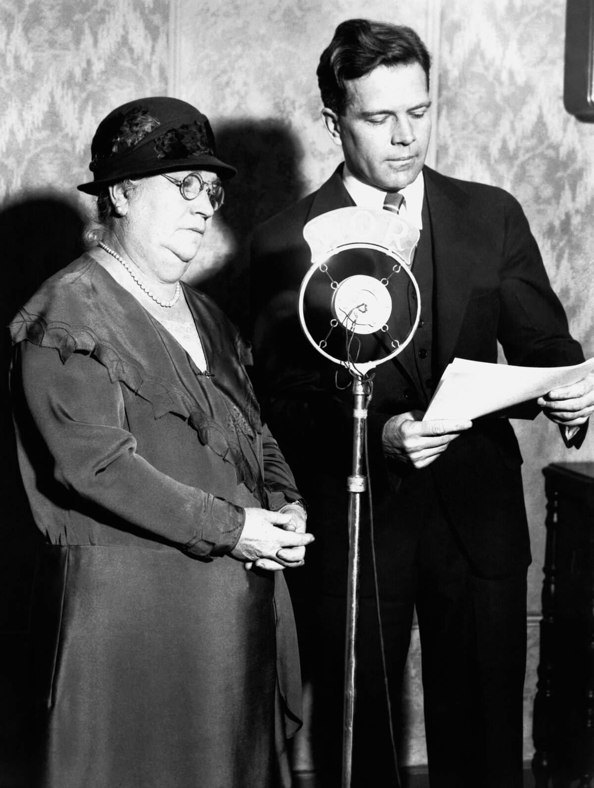 Une femme et son fils lancent un appel sur la radio publique