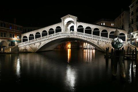 Rialto Bridge at night.