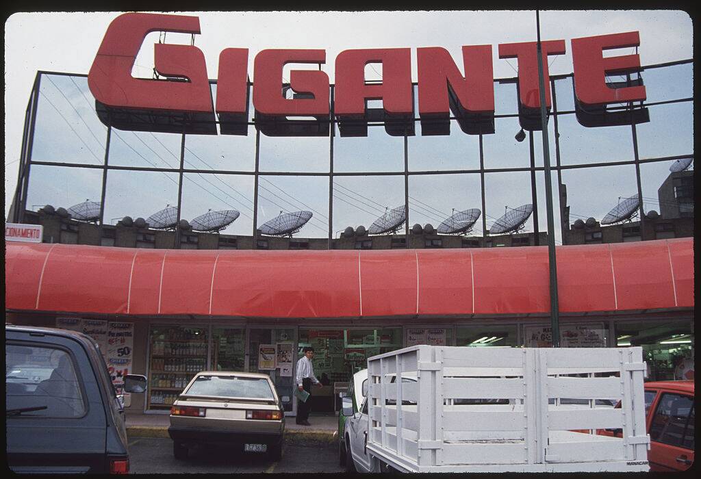 Exterior of a Gigante grocery store