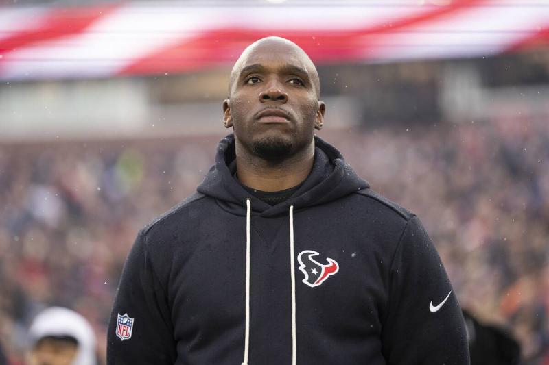 DeMeco Ryans standing in a football stadium