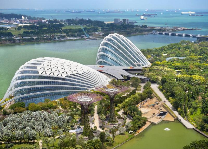 Overview by day of the Gardens by the Bay in Singapore d5