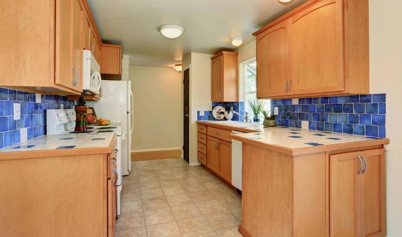 A kitchen with cabinets made from maple wood.