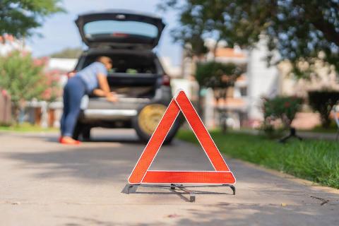 Woman puts on safety triangle because her car broke down