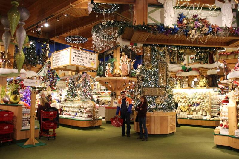 Customers browse in Bonner's Christmas Wonderland, an 8,000 square meter Christmas market in Frankenmuth, USA, 01 December 2016