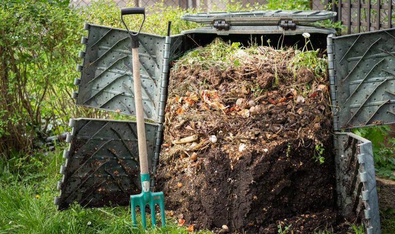 An open compost bin, showing the layers.