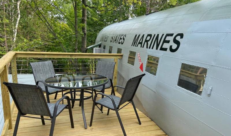 A photo of the outside of the airbnb, a table and chairs on the deck.