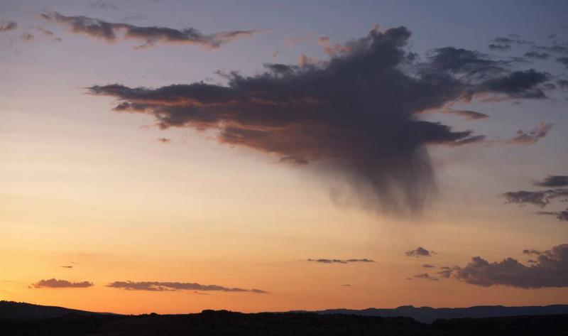 A virga effect within a single large cloud.