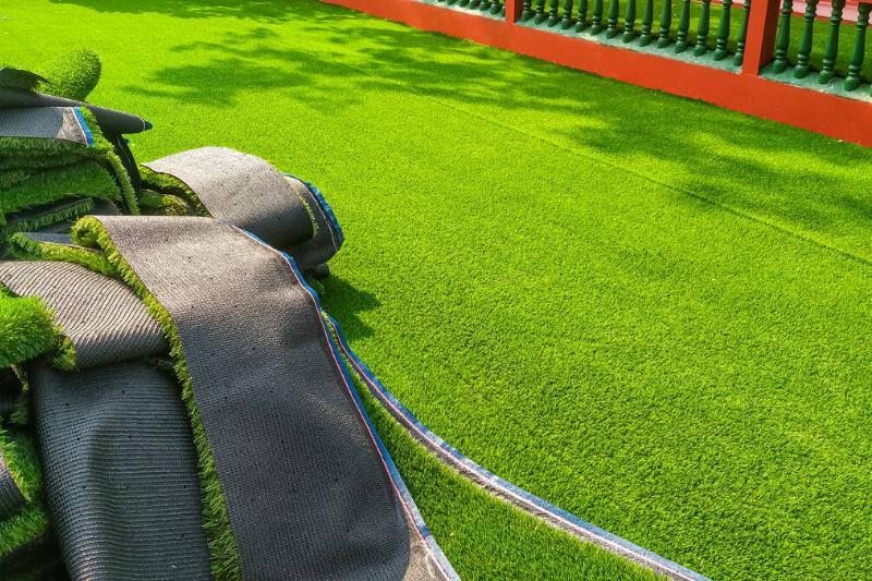 heap-of-many-artificial-grass-material-on-green-la-2026-01-09-00-16-09-utc