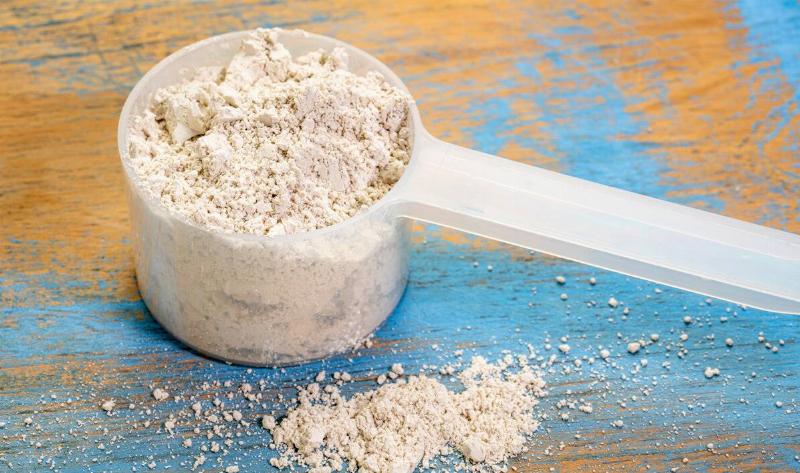 A plastic measuring cup filled with diotamaceous earth.