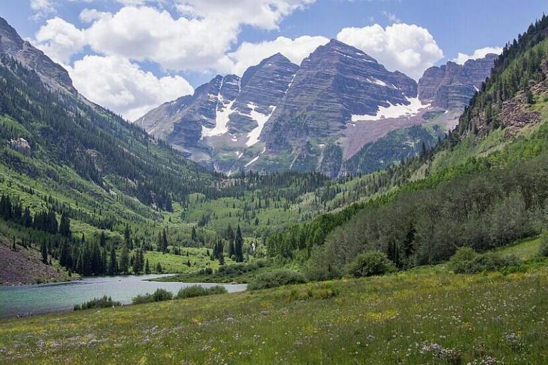 The Maroon Bells in Aspen, Colorado, with Maroon Lake in the foreground.
