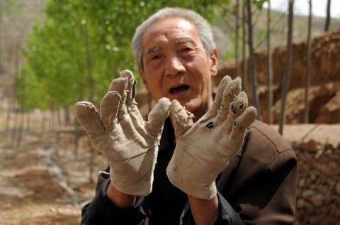 Ma Sanxiao wearing gloves.
