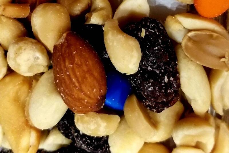 Trail mix with raisons and peanuts. 