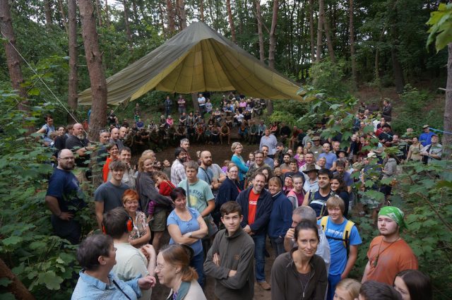 Lots of people at Meets ©BushcraftUK