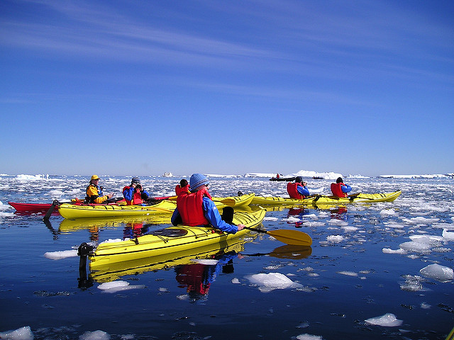 Antarctic kayaking - Author: Barry Thomas - CC BY 2.0