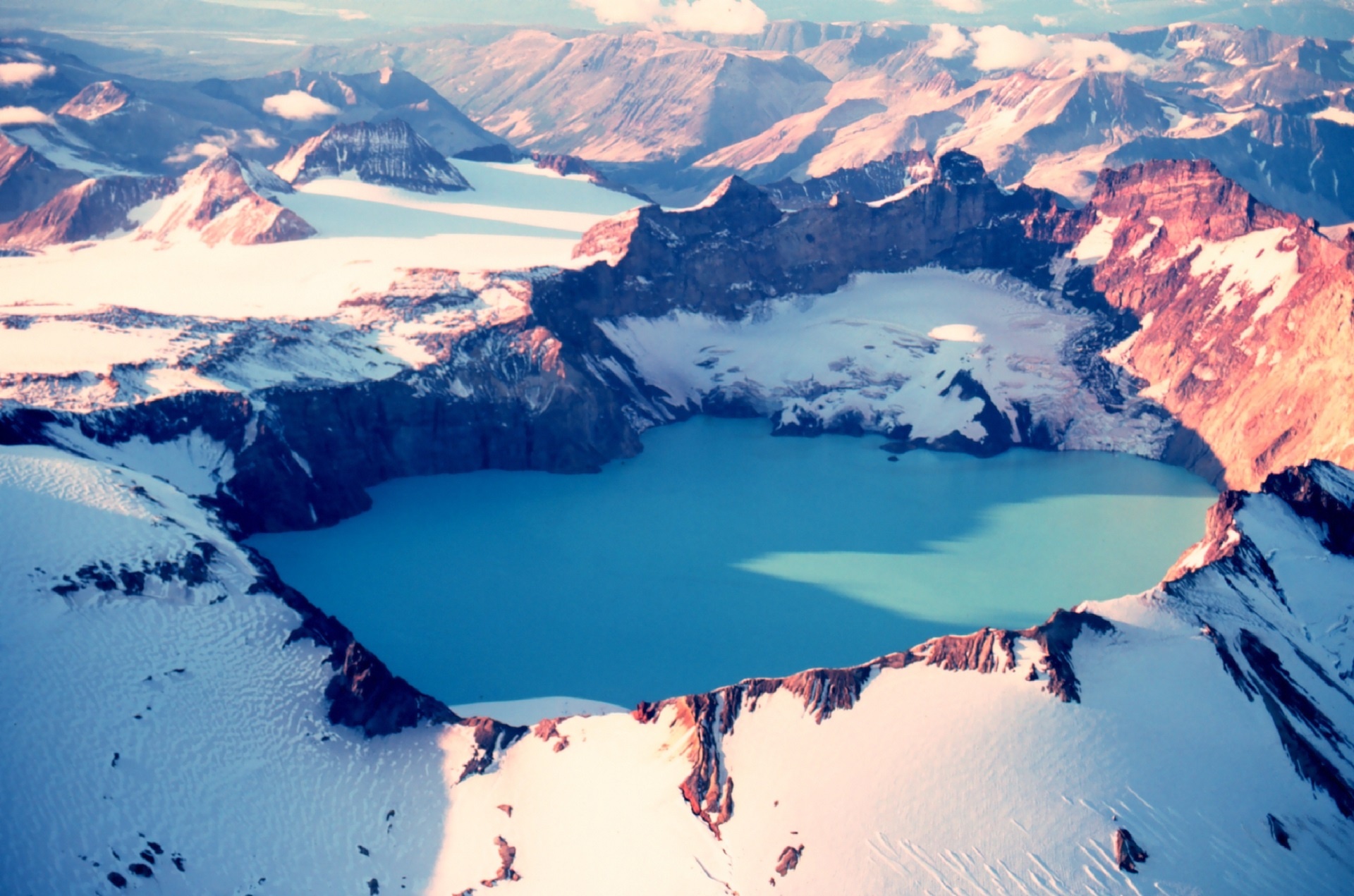 Ледниковые озера северной америки. Вулкан Катмай Аляска. Национальный парк Катмай. США Аляска национальный парк Катмай. Озеро Катмай.