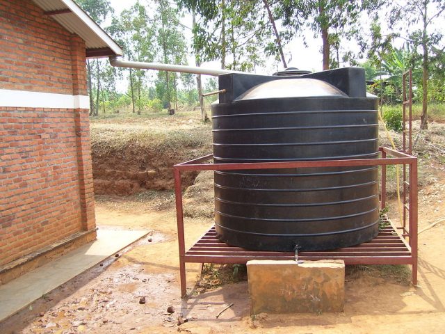 The tank is also connected to a piped water supply. Picture by C.Rieck (2011) – Author: SuSanA Secretariat – CC BY 2.0