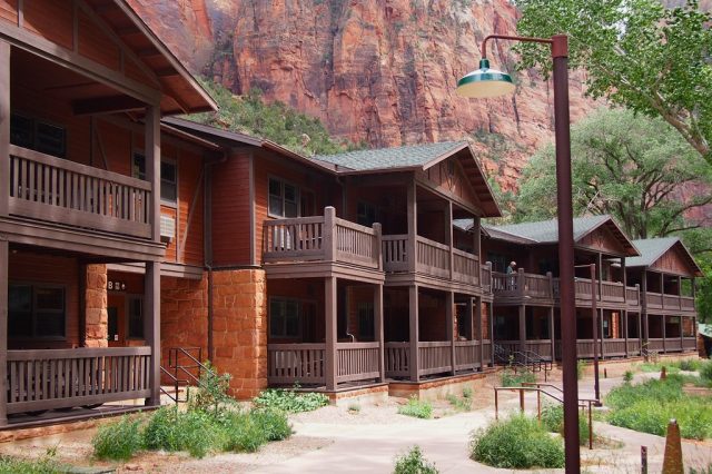 Zion Lodge, Zion National Park, Utah, USA – Author: McGhiever – CC BY-SA 3.0